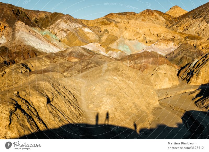 Blick auf die Künstlerfahrt im Tal des Todes mit Schatten von Besuchern auf den Felsen Nationalpark USA Künstler-Laufwerk Straße Touristen Silhouetten