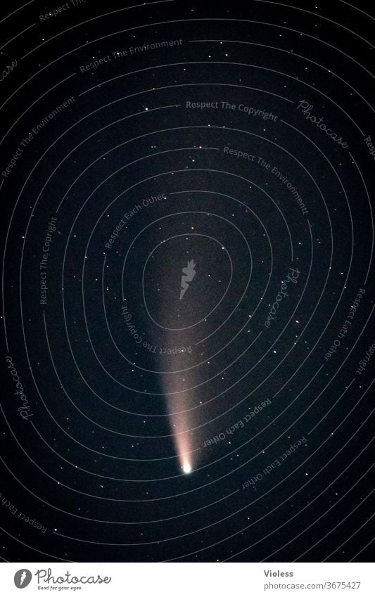 Komet Neowise mit Schweif am Nachthimmel Sterne All Astrofotografie C/2020 F3 Außenaufnahme Weltall Sternenhimmel Astronomie Langzeitbelichtung Unendlichkeit