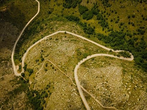 Passstrasse in den französischen Alpen Frankreich Europa Natur reisen Panorama Tourismus Schnee Sport Fahrradfahren grün Felsen Landschaft Sommer Alpenpass