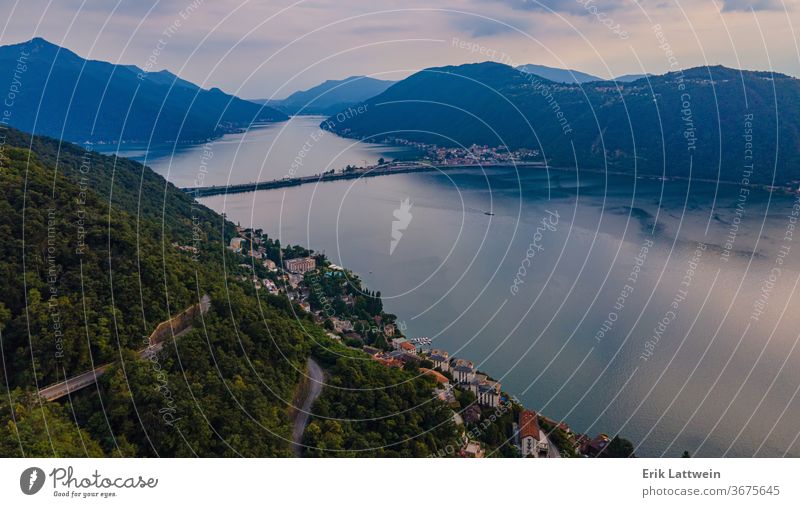 Luftaufnahme über dem Luganersee in der Schweiz - Abendansicht Antenne Alpen schön blau Großstadt Europa grün See Landschaft Lugano Berge u. Gebirge Natur