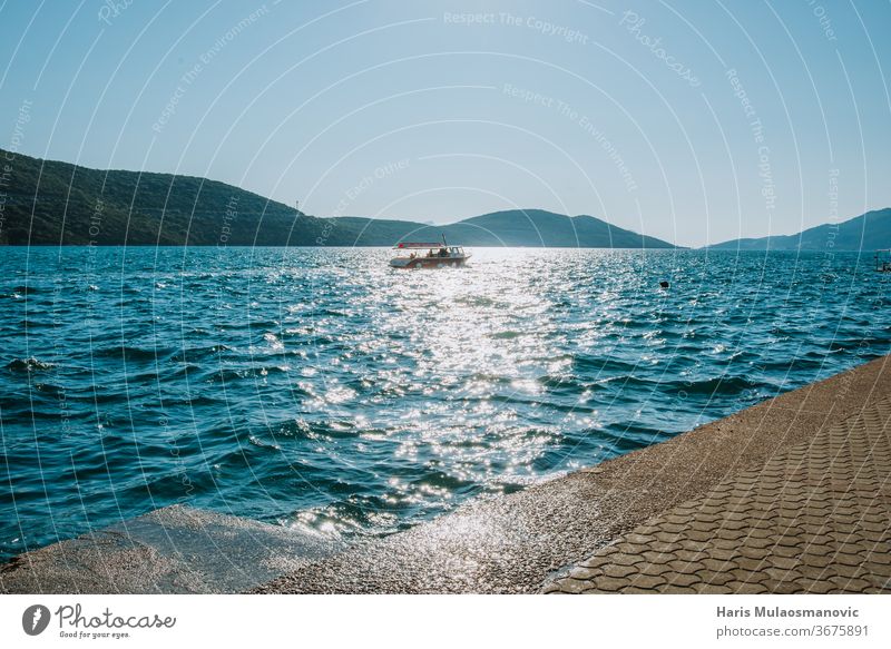 Boot, das in der Ferne auf dem Meer fährt Hintergrund Strand schön blau Küste Konzept Entfernung Europa Feiertag Insel Landschaft mediterran Natur im Freien