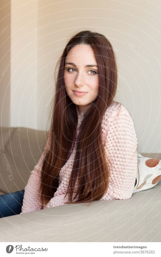 Frauenporträt Sofa heimwärts Glück Raum Liege sich[Akk] entspannen lebend schön jung Menschen Sitzen Person weiß Erwachsener Porträt Haus eine Mädchen Kaukasier