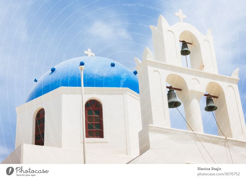 Berühmte schöne orthodoxe Kirche mit blauer Kuppel in Oia auf der Insel Santorin, Griechenland ägäisch Architektur Gebäude Caldera Küste Kultur Kykladen Tag