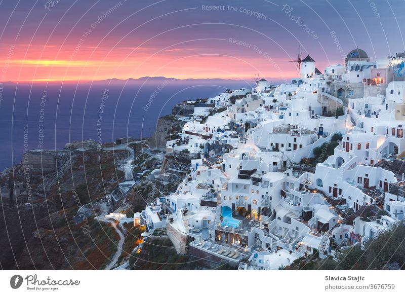 Landschaft des wunderschönen weltberühmten Dorfes Oia, kurz nach Sonnenuntergang, Santorin, Griechenland ägäisch blau Gebäude Großstadt Stadtbild Kykladen