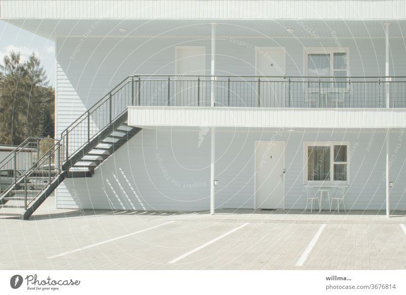 www.wie-willma-wohnt.de Holzhaus hellblau weiß sommerlich Treppe Treppengeländer Menschenleer sonnig Hausvorplatz einladend sauber schlicht Architektur Geländer