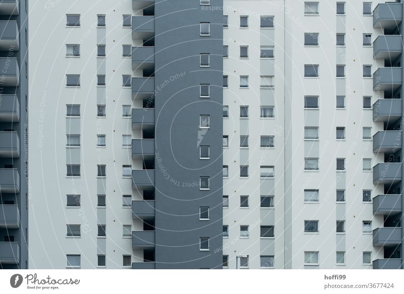 Tristesse der geordneten Monotonie - serielles Wohnen Balkon modern Fassade Nachkriegsarchitektur Hochhaus Appartement Architektur Armut Struktur Bauwerk Design
