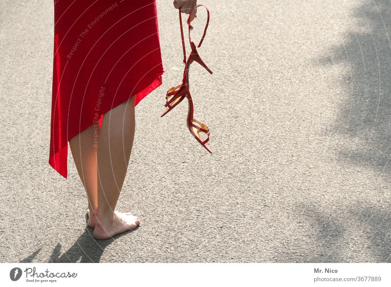 rote Schuhe , rotes Kleid Schuhe ausziehen Barfuß Sommerkleid Frau Beine Fuß Haut stehen Damenschuhe Wade Asphalt Stöckelschuh festhalten weiblich Wege & Pfade