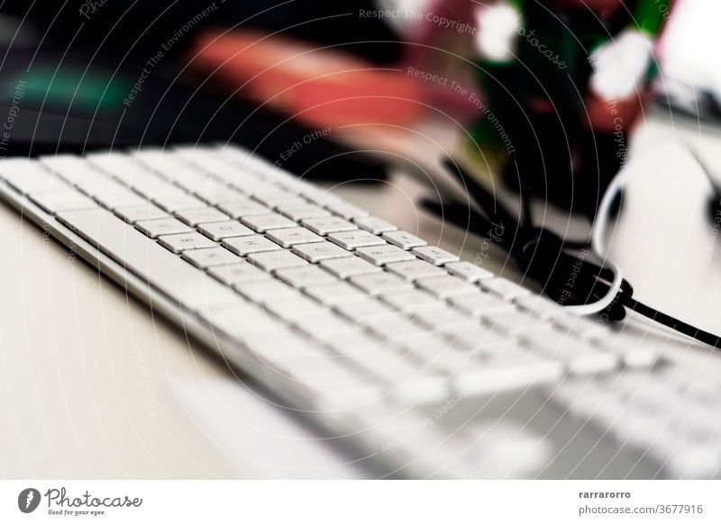 eine moderne graue Computertastatur mit weißen Tasten auf einem Bürotisch. Keyboard Technik & Technologie Business Schaltfläche Brief Gerät Nahaufnahme Alphabet