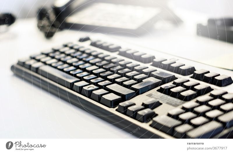 eine schwarze Computertastatur auf einem Bürotisch. Technik & Technologie Keyboard Taste Hintergrund Business Schaltfläche Internet Nahaufnahme Mitteilung