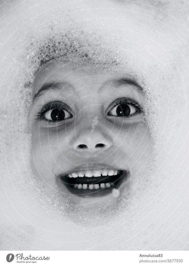Schaumbad Wasser Badewanne Schwarzweißfoto Auge lachen Gesicht Kind spass Kindheit baden plantschen Freude Badezimmer Lächeln
