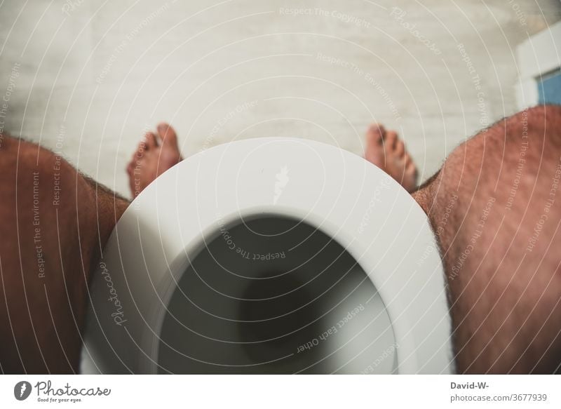 Mann sitzt auf dem Klo Toilette sitzen Bad urinieren weiß Füße Beine klodeckel Stuhlgang