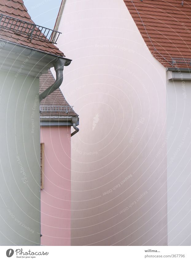 stadtgeflüster Dorf Kleinstadt Haus Bauwerk Gebäude Architektur Fassade Dachrinne Dachgiebel rosa weiß eng Farbfoto Außenaufnahme Menschenleer