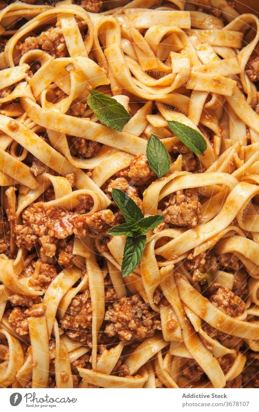 Nudeln Bolognese mit grünen Blättern Basilikum Spätzle Saucen Lebensmittel dienen lecker essen Küche Mahlzeit kulinarisch Rezept natürlich selbstgemacht