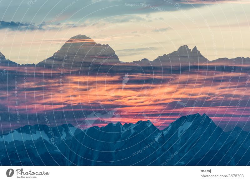 Doppelbelichtung von Dachstein mit Dirndln und Kamm, Grimming mit dem wunderbaren Morgenrot Berge u. Gebirge Alpen Sonnenaufgang leuchten träumen Überraschung