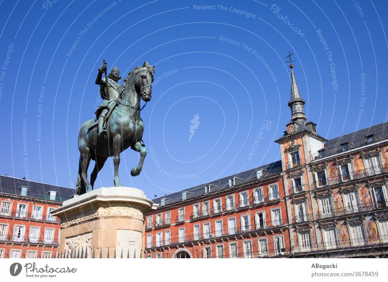 Statue von König Philipp III. auf der Plaza Mayor in Madrid Spanien Wahrzeichen historisch Reiterin Bronze Bürgermeister alt Spanisch Kultur Erbe Europa