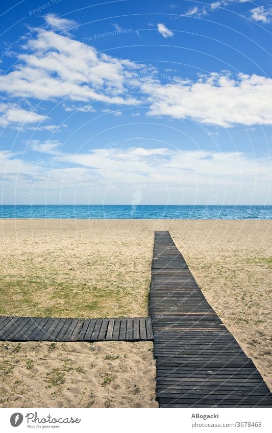 Strand mit Holzpromenade an der Costa del Sol in Marbella, Spanien MEER Meer Urlaub Natur Ufer sandig Sand mediterran copyspace Horizont Wasser Freizeit Küste