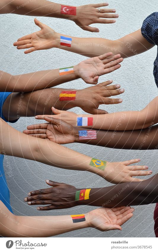 Menschen aus verschiedenen Ländern | Nachbarschaften international Nationen unterschiedlich gemeinsam Flaggen Fahnen Arme Hände miteinander zusammen Diversität