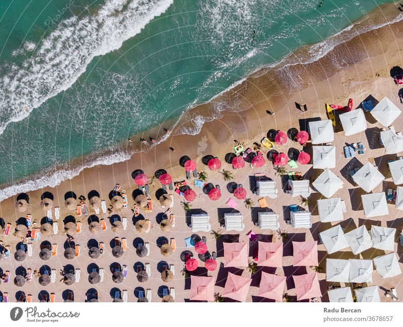 Luftstrand, Menschen und bunte Regenschirme zur Strandfotografie, blaue Meereslandschaft, Meereswellen Antenne Ansicht Sand Hintergrund Wasser MEER Urlaub
