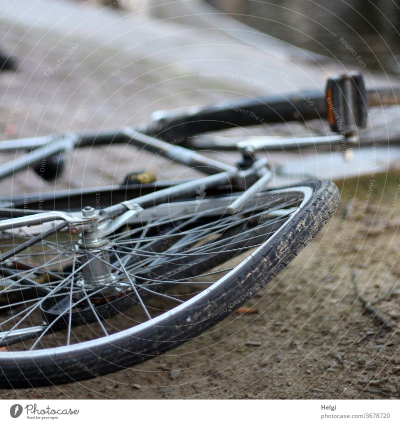 verbogen - altes Fahrrad mit verbogenem Rad liegt am Boden kaputt Außenaufnahme Verkehr Stadt Verkehrsmittel Fahrzeug Unfall Fahrradfahren Straßenverkehr
