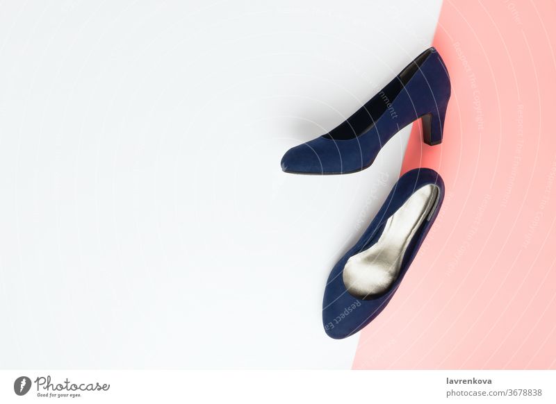 Pastellfarbenes modisches Flatlay-Arrangement mit modischen blauen Stöckelschuhen aus Kunstleder auf rosa und weiß Zubehör Schönheit Konzept Mode feminin