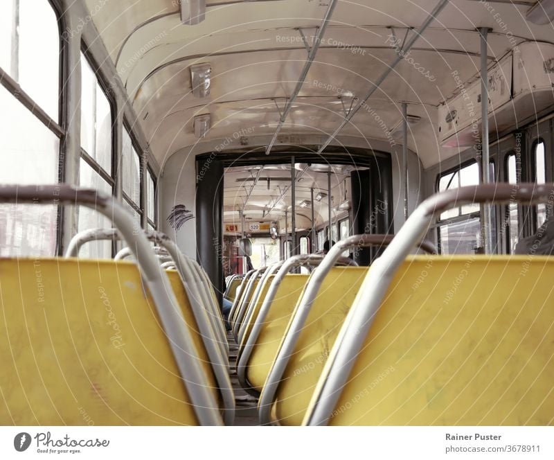 Innenraum einer alten Straßenbahn in Belgrad, Serbien im Inneren Innenbereich Metall Öffentlich retro Zug Verkehr Transport altehrwürdig verwittert Sitz Zugsitz