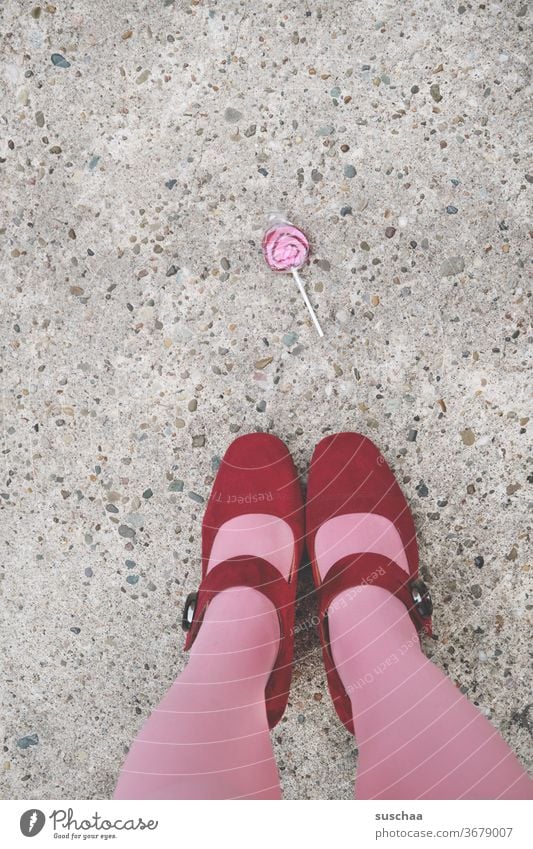 ein lolli auf der straße mit damenfüßen Frau feminin weiblich Schuhe Damenschuhe Damenfüße Strümpfe Lolli Straße Asphalt Beine skurril rosa rot Süßigkeit