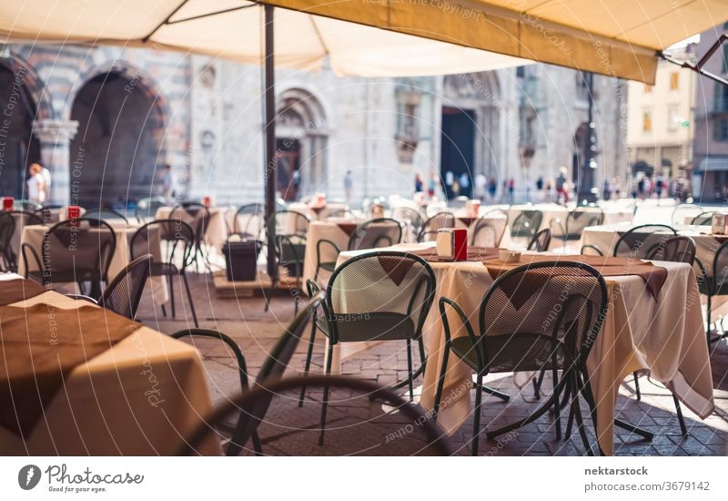 Freiluftrestaurant mit Sitzplätzen an einem sonnigen Tag in Mailand Tisch Stuhl Restaurant im Freien Straße Café nicht erkennbare Personen