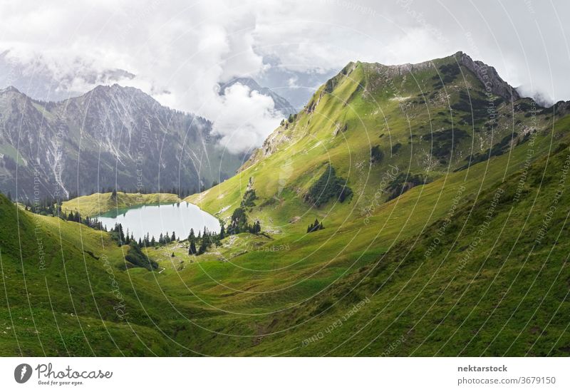 Alpensee und Grünes Tal See Berge u. Gebirge Schönheit in der Natur Wiese idyllisch grün Gras malerisch Wolken keine Menschen niemand Naturfotografie Tag