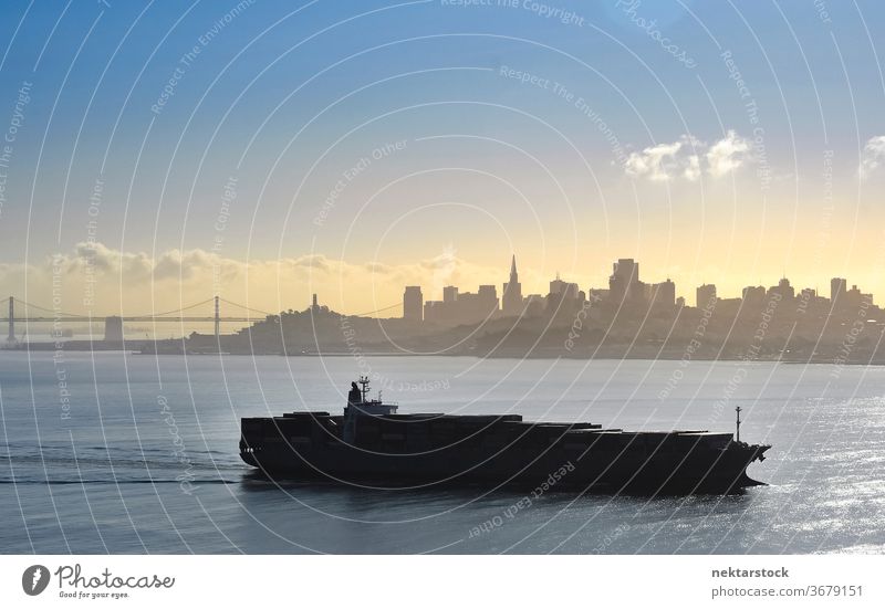 Skyline und Bootssilhouette der Bucht von San Francisco Großstadt Jacht Wasser San Francisco Bay Silhouette entfernt Verkehr Segeln keine Menschen niemand