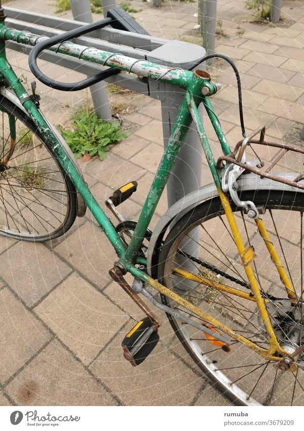 Altes, defektes Fahrrad kaputt Rost alt verfallen Verkehrsmittel klapprig Rad Farbfoto Außenaufnahme Verfall fahren Fahrradfahren Stadt Vergangenheit Totale Tag