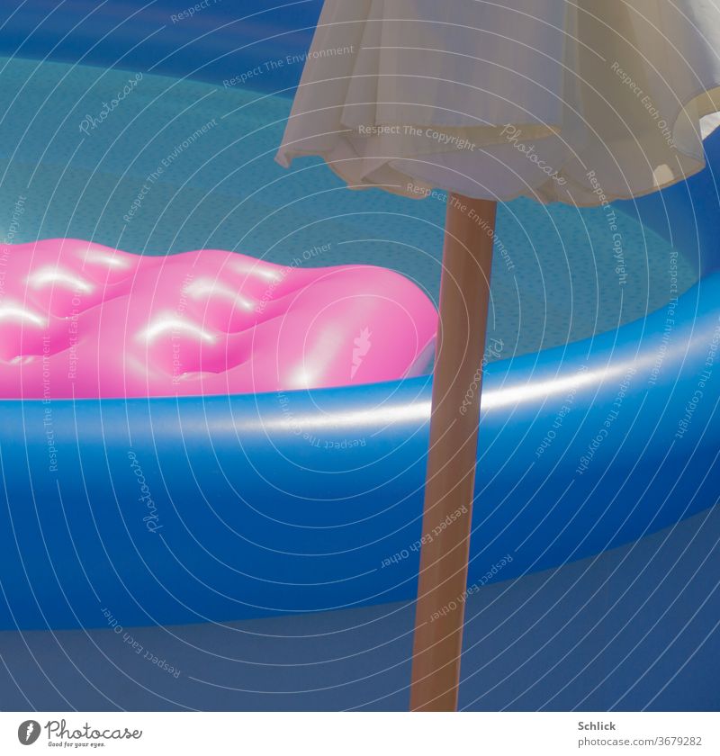 Sommer Planschbecken Pool aus Plastik mit Luftmatratze und geschlossenem Sonnenschirm Detail bunt blau pink schrill PVC Wasser Erfrischung Hitze Schwimmbecken
