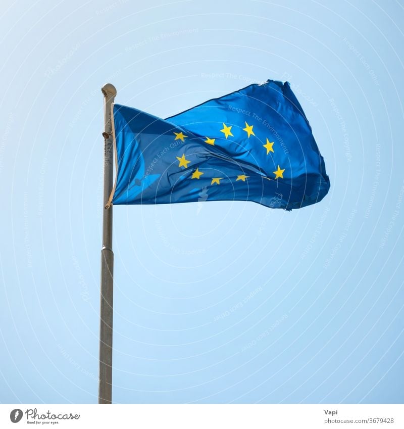 Wehende EU-Flagge der Europäischen Union Fahne Europäer Vereinigung Europa Hintergrund blau gelb Himmel Symbol Wind Transparente weiß Zeichen Stern Textur