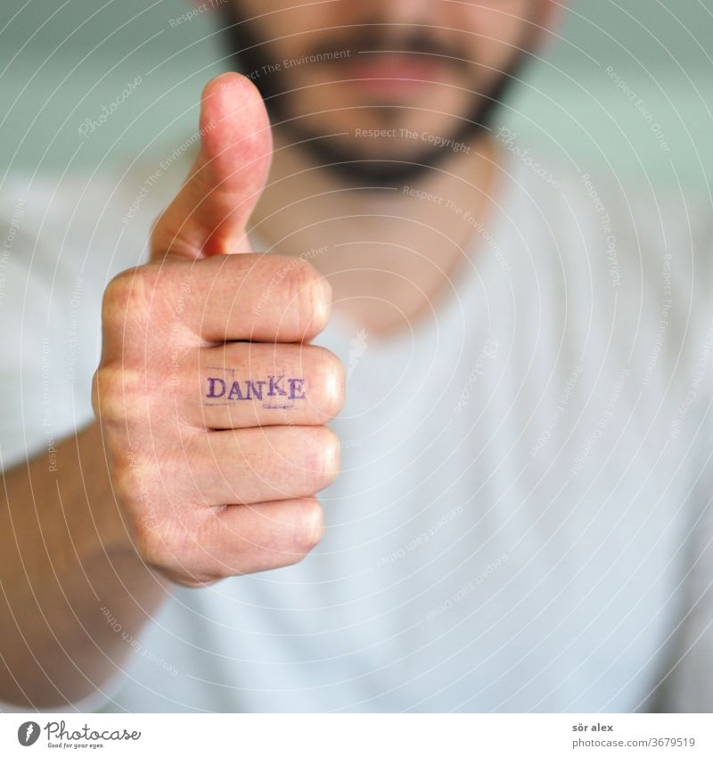 Mann mit Bart zeigt Daume hoch und hat DANKE auf dem Finger geschrieben. Danke feuchtkalt Dankbarkeit zufrieden Daumenhoch glücklich Motivation motivieren