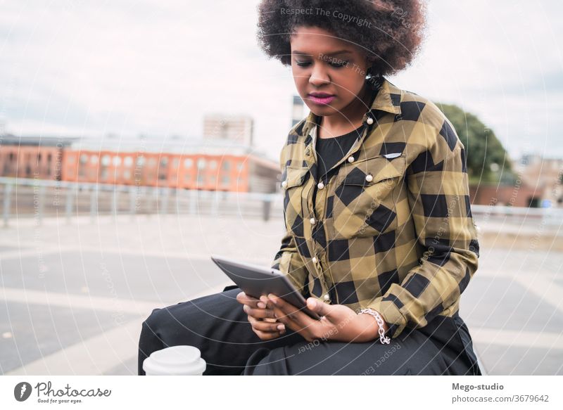 Afroamerikanische Lateinamerikanerin mit digitalem Tablet Afro-Look Amerikaner Frau Tablette Menschen jung Technik & Technologie Kaffee lässig Computer Person