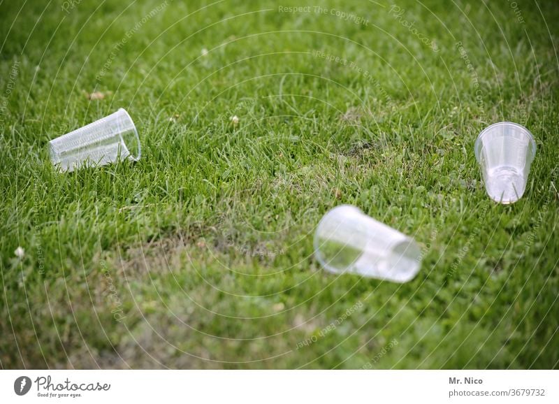 leere Plastikbecher liegen im Gras Becher Müll Umweltverschmutzung Kunststoff Recycling Verpackung Abfall Wiese Rasen Entsorgung wegwerfen Park Party