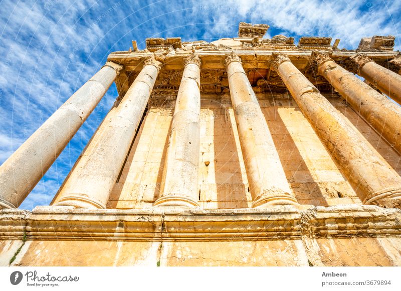 Säulen des antiken römischen Tempels des Bacchus und blauer Himmel im Hintergrund, Beqaa-Tal, Baalbeck, Libanon Dionysos Antiquität archäologisch Archäologie