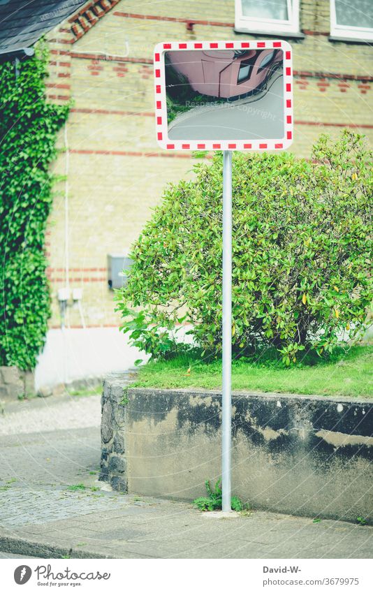 Verkehrsspiegel an einer Straße - ein lizenzfreies Stock Foto von