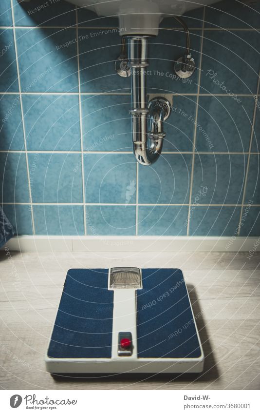 eine alte Waage in einem Badezimmer aus vergangener Zeit Vergangenheit früher 60er 70er stil wiegen Gewicht Boden altmodisch Altbauwohnung blau wandfliesen