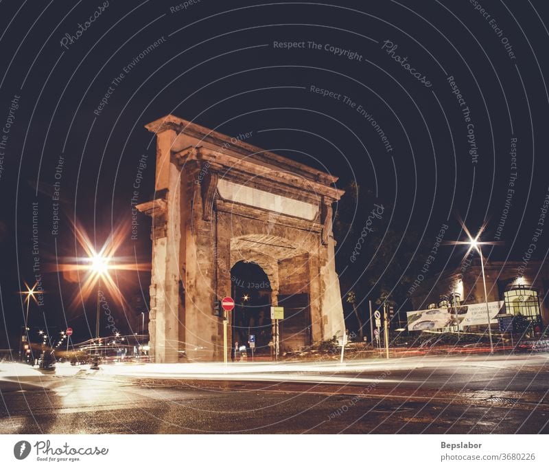 Nachtansicht der Porta Romana in Mailand, Italien Architektur Bogen Portal Sonnenuntergang Licht Erbe Großstadt Italienisch Kunst gewölbt Bildhauerei Tourismus