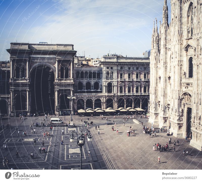 Draufsicht auf den Domplatz. Der Dom und die Galerie Vittorio Emanuele II in Mailand - Italien Architektur Kunst Duomo Eingang Portal