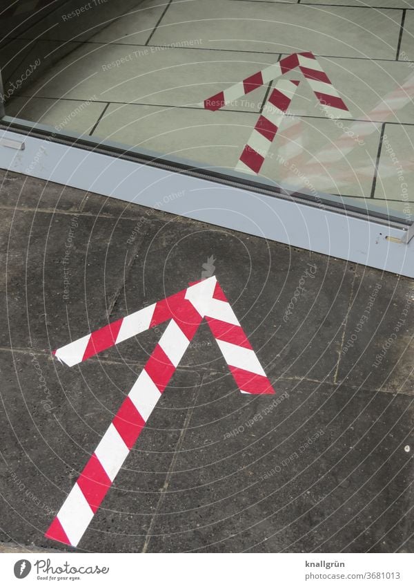 Rot-weiße Pfeile als Wegweiser auf den Boden geklebt gestreift Schilder & Markierungen Richtung Orientierung Zeichen Navigation Hinweis Wege & Pfade