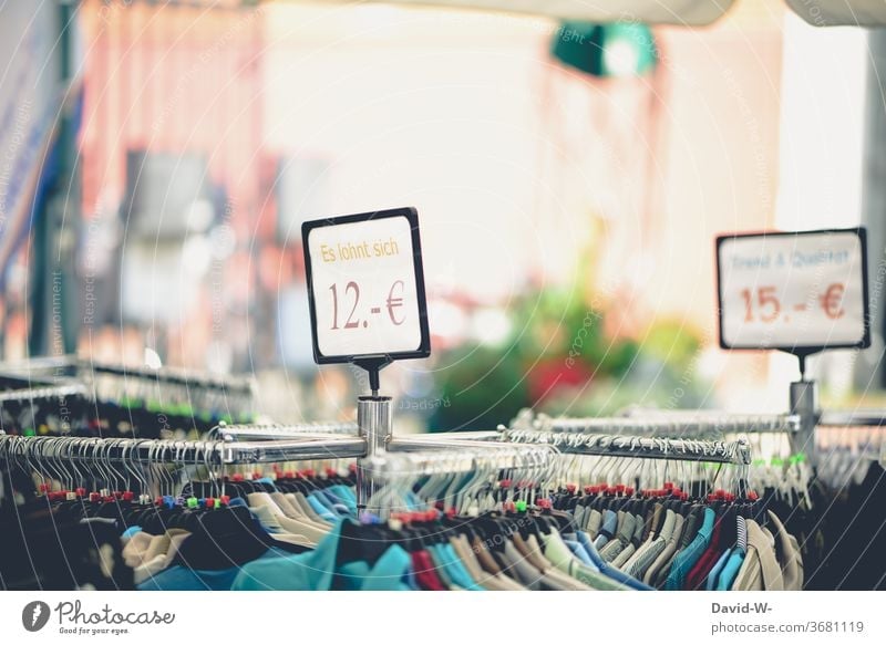 Einzelhandel / Bekleidung - reduzierte Preise in einem Einkaufladen Kleidung Geschäft Laden Klamotten Werbung Angebot locken Wirtschaft geschäft kaufen werben