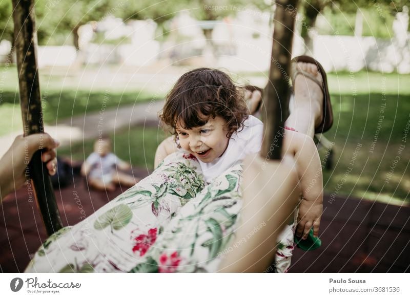 Mutter spielt mit Tochter auf der Schaukel pendeln Spielplatz Kaukasier Spielen Freude Bewegung schaukeln Park Kind Freizeit & Hobby Lächeln Mensch Fröhlichkeit