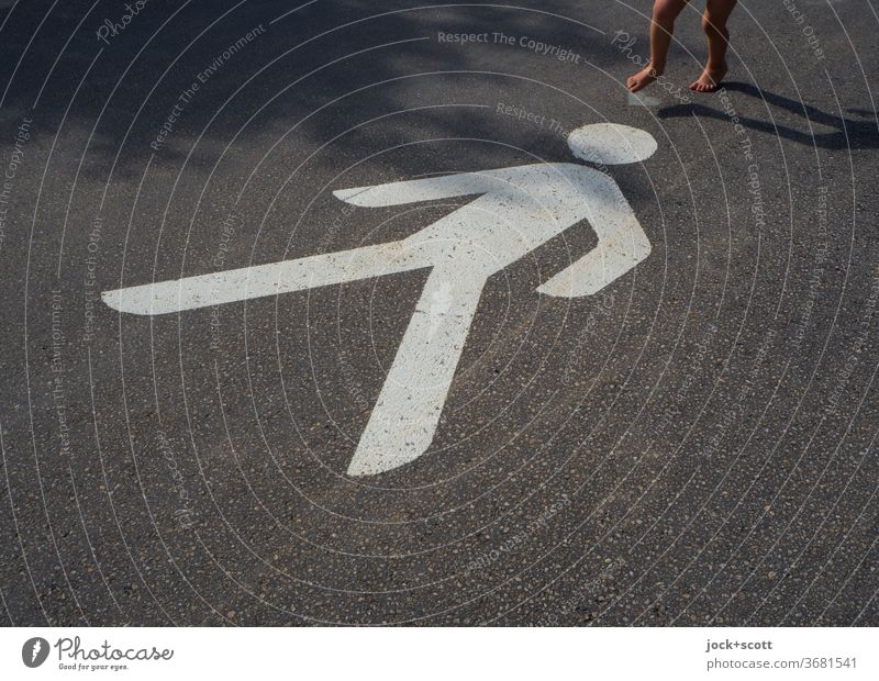 Herz über Kopf, Herz zu Füßen Fußgänger Wege & Pfade Piktogramm Schilder & Markierungen gehen Asphalt Kind weiblich Herzsymbol Schatten Zeichen Beine Sommer