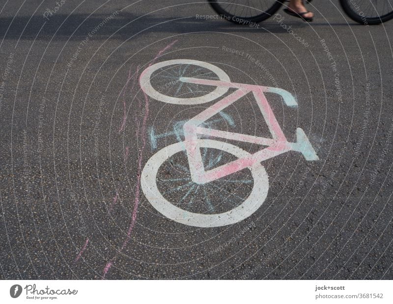 Fortbewegung mit einem Fahrrad Piktogramm Schilder & Markierungen Zeichen Sonnenlicht Momentaufnahme Anschnitt Straßenkunst aufgemalt Verkehrswege