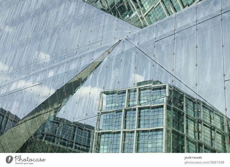 Bahnhof im Wandel mit der Zeit Glasfassade Fassade Architektur modern Reflexion & Spiegelung quadratische Struktur relektierend Oberfläche geometrisch abstrakt