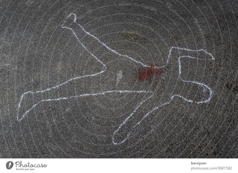 Umriss eines Körpers auf Asphalt skizziert forensische Wissenschaft Tatort gezeichnet Skizze Tropf Fleck Untersuchung Blut csi fbi Straße Linie Gewalt Pflaster