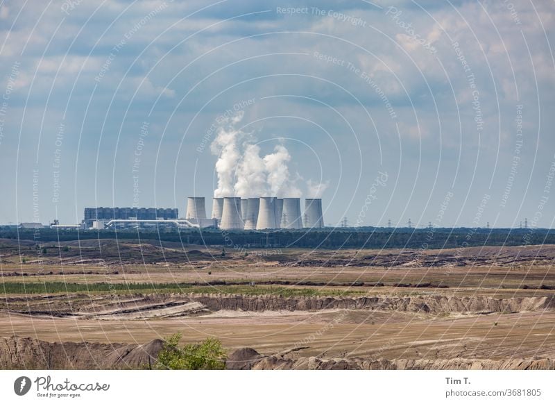 die Lausitz tagebau Kraftwerk Kohlekraftwerk Jänschwalde Himmel Kühlturm Wolken Energiewirtschaft Umweltverschmutzung Industrie Klimawandel Außenaufnahme