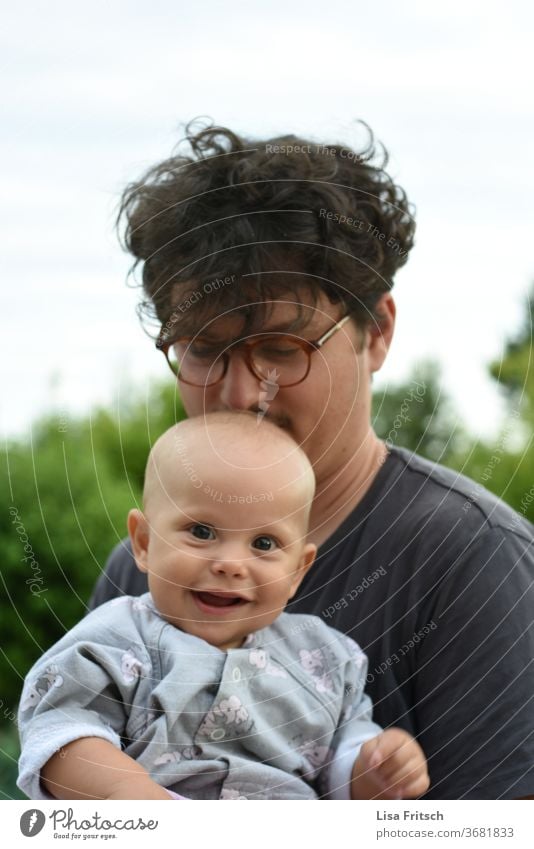 VATERFREUDE - KIND - LACHEN Baby Kleinkind Vater Eltern Elternschaft Liebe Zuneigung Hingabe Stolz Leichtigkeit dunkelhaarig Brille 0-12 Monate 30-45 Jahre