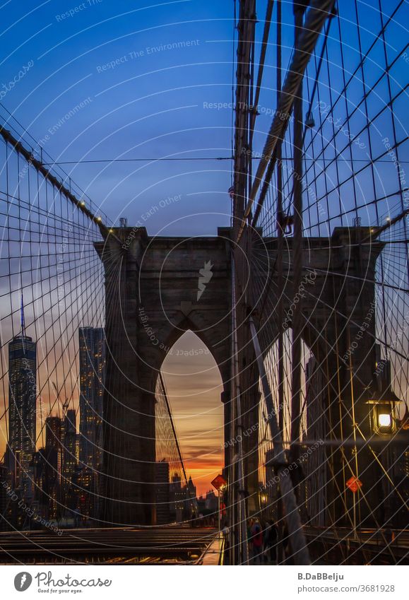 Den Manhattanhenge um ein paar Tage verpasst, aber auch so war das Abendrot ein Erlebnis auf der Brooklyn Bridge. New York Reisen USA Urlaub Panorama (Aussicht)